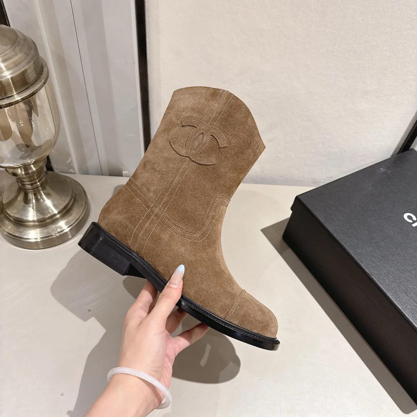 👟👟Ex-factory price 540👟👟 (Top version) CHANEL Chanel* Xiaoxiang new autumn and winter letter knight boots. This knight boot is really a representative of handsome fashion. The boots are decorated with Chanel letters, low-key yet luxurious! Simple, fashionable, individual and grand! The natural and smooth beauty has a beauty that is stunning in time. You should also show off your long legs in winter ~ Upper: imported calfskin Lining: water-dyed cowhide lining Heel height: about 3cm Size: 35-39 (40, 41 customization is not returnable)